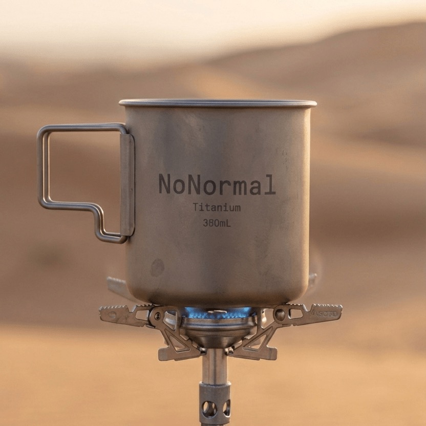 Tasse en titane NoNormal sur un réchaud de camping